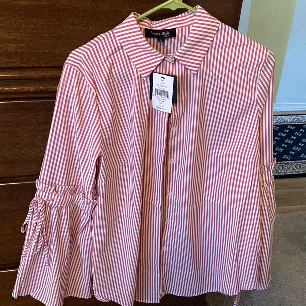 NWT Red and white conch sleeve button down blouse